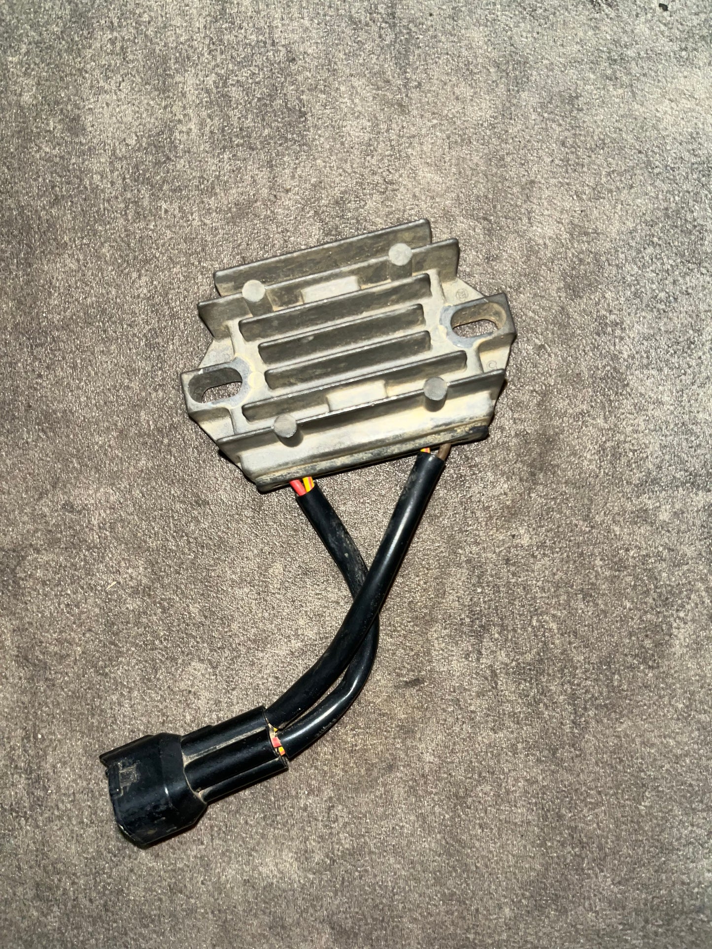 régulateur de tension 250 rmz
