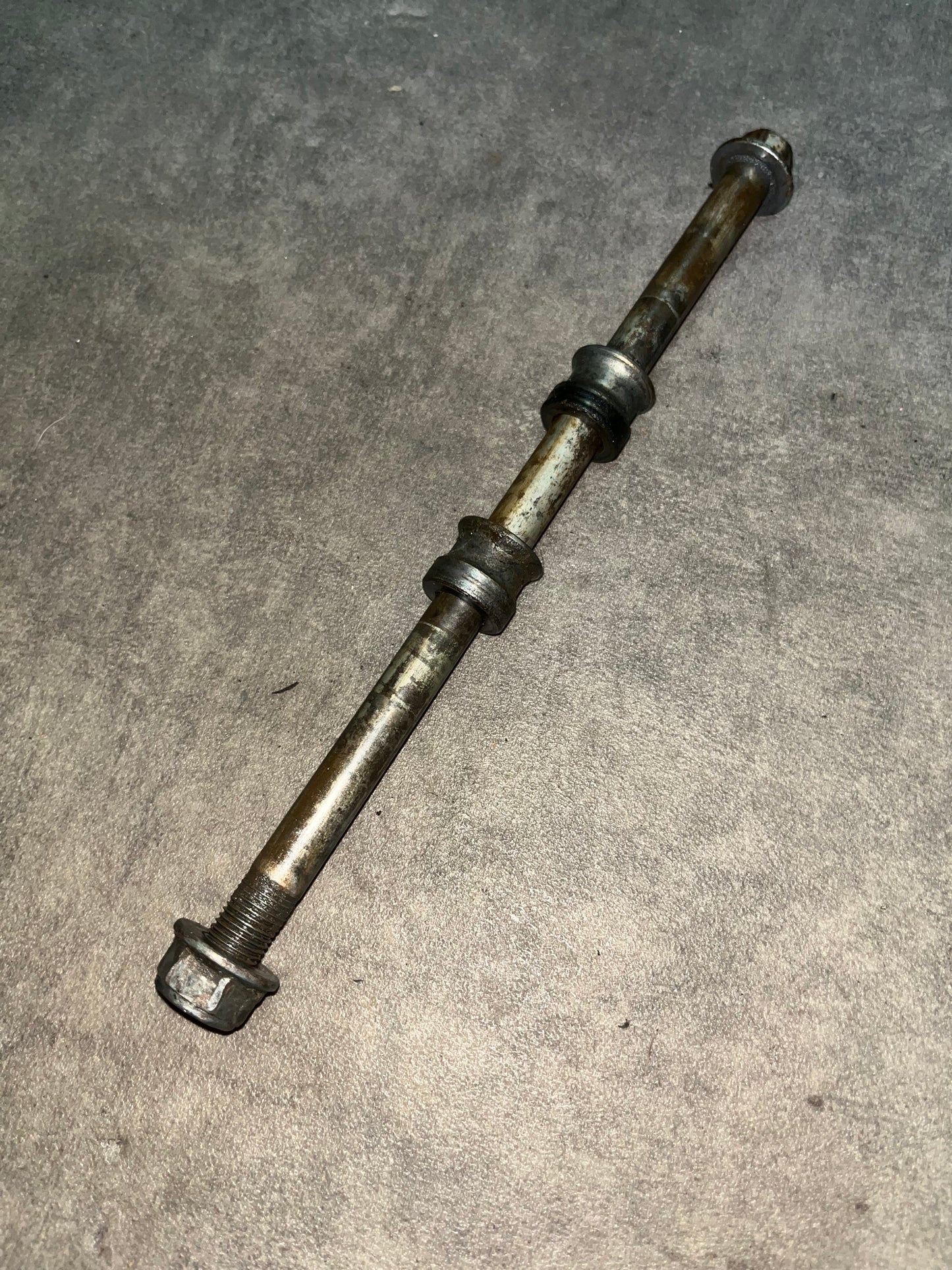 axe de roue avant cr